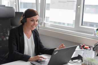 Telefonische Beratung bei der Teleaudiologie von audibene